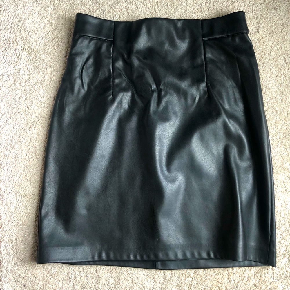 Dynamite small pleather skirt